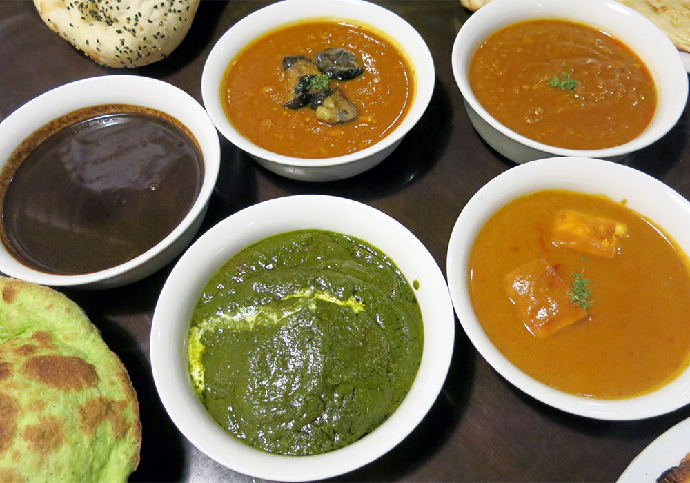 インド料理 ガンディ 豊富な種類のカレーと緑色の小松菜ン